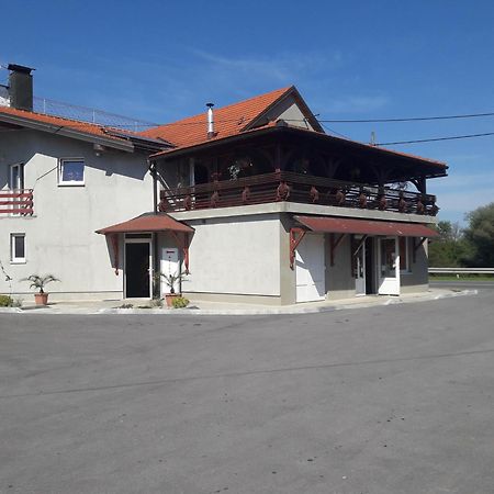 Guesthouse Kod Mosta คาร์โลวัตส์ ภายนอก รูปภาพ