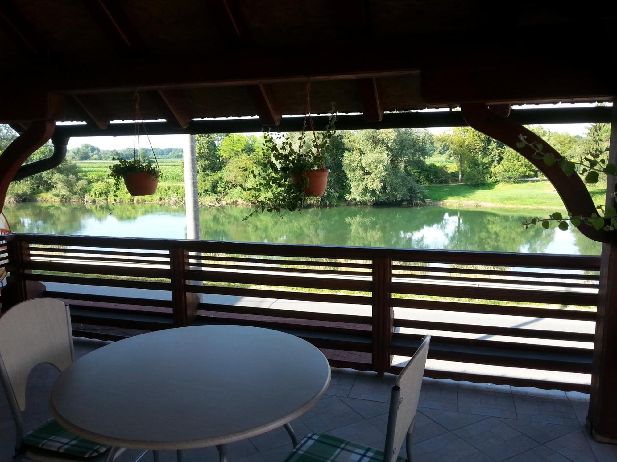 Guesthouse Kod Mosta คาร์โลวัตส์ ภายนอก รูปภาพ