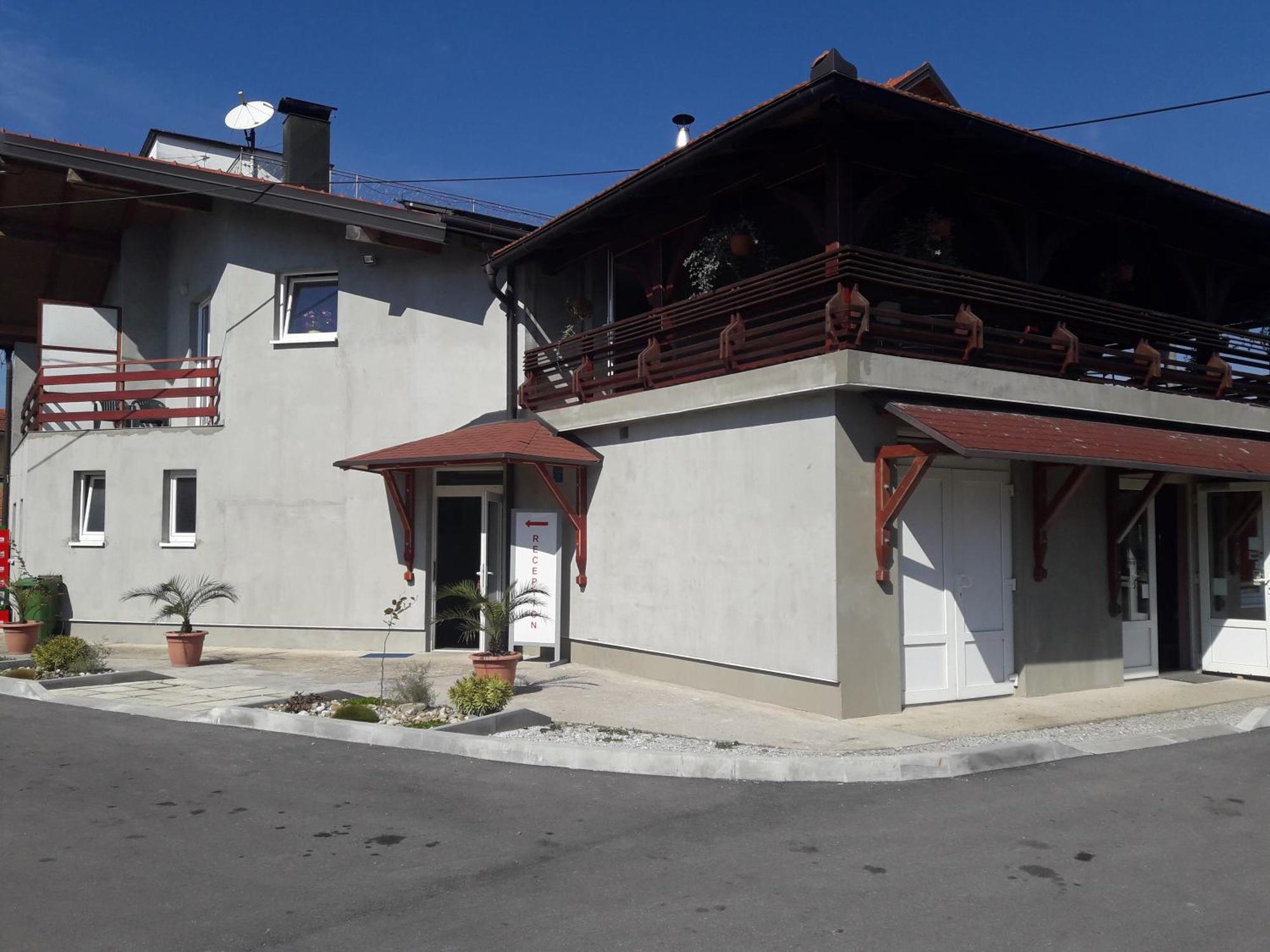 Guesthouse Kod Mosta คาร์โลวัตส์ ภายนอก รูปภาพ